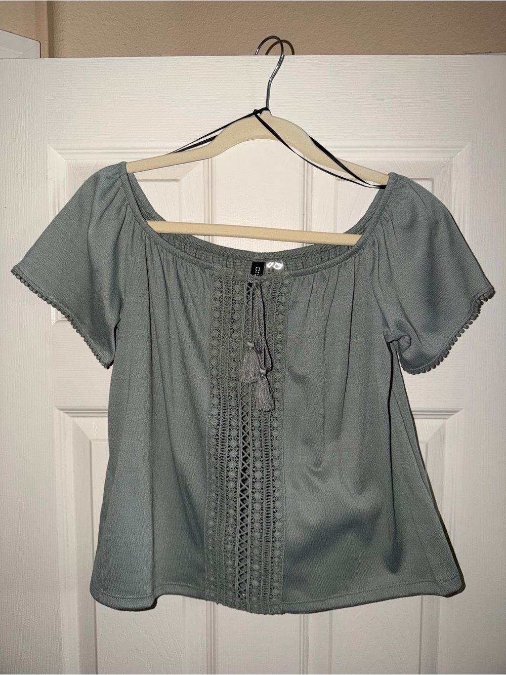 💚 Boho Lace-Trim Off the shoulder Top - Sage Green from H&M in Size M 💚